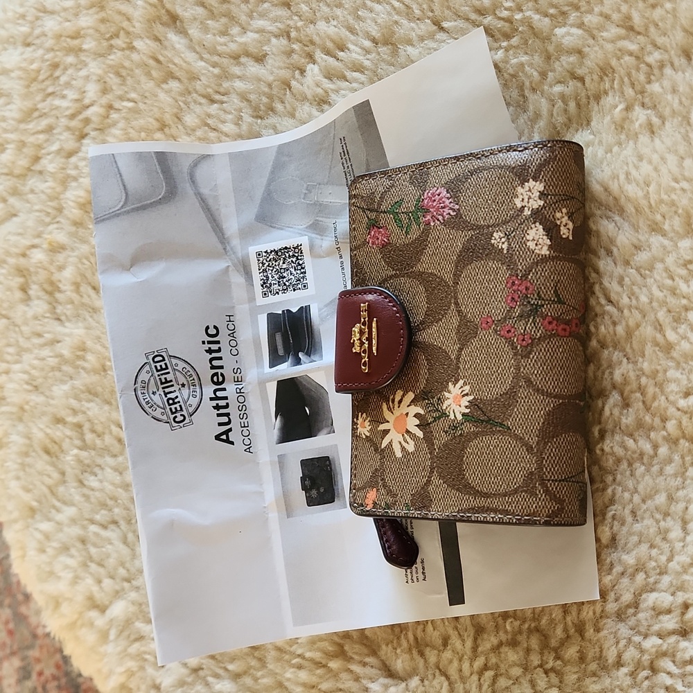 Gorgeous NWOT Coach Signature Wildflower Bi-fold Snap Front Wallet 🩷🌼